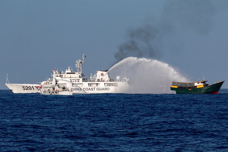 中国海警船舰3月5日在南海有争议的海域,以水炮拦阻菲律宾的运补船只。(路透社)