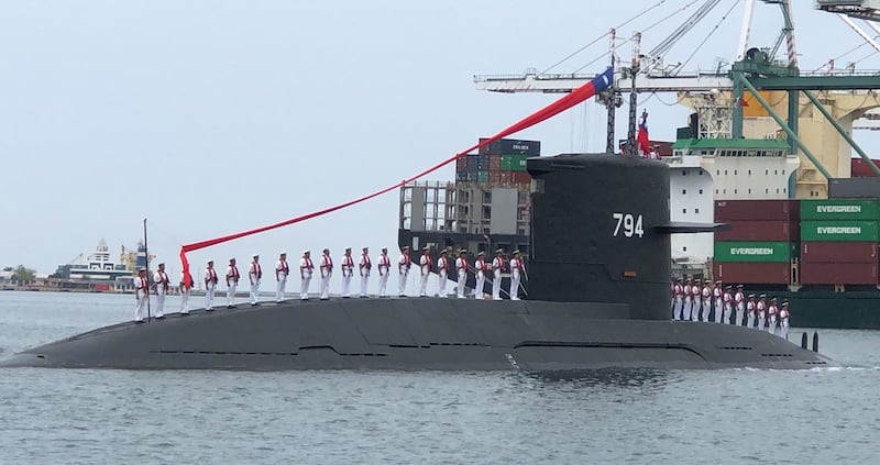 2019年5月9日,海虎军舰向蔡英文总统致敬。(RFA资料照)