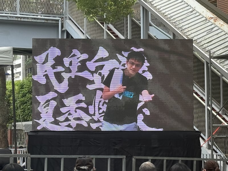“民主台湾,夏季学校”在台湾的国会外同步开讲。(记者 黄春梅摄)